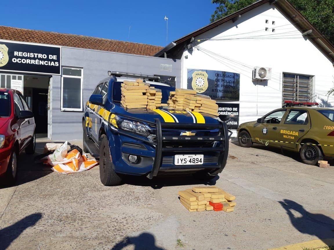 Condutor foi preso em flagrante por tr&aacute;fico de drogas ap&oacute;s o entorpecente ser encontrado no carro