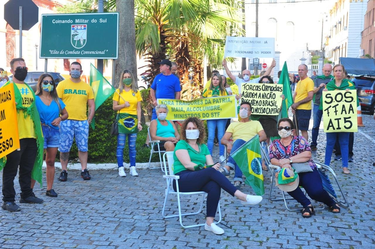 Ato em apoio a Bolsonaro pediu interven&ccedil;&atilde;o militar