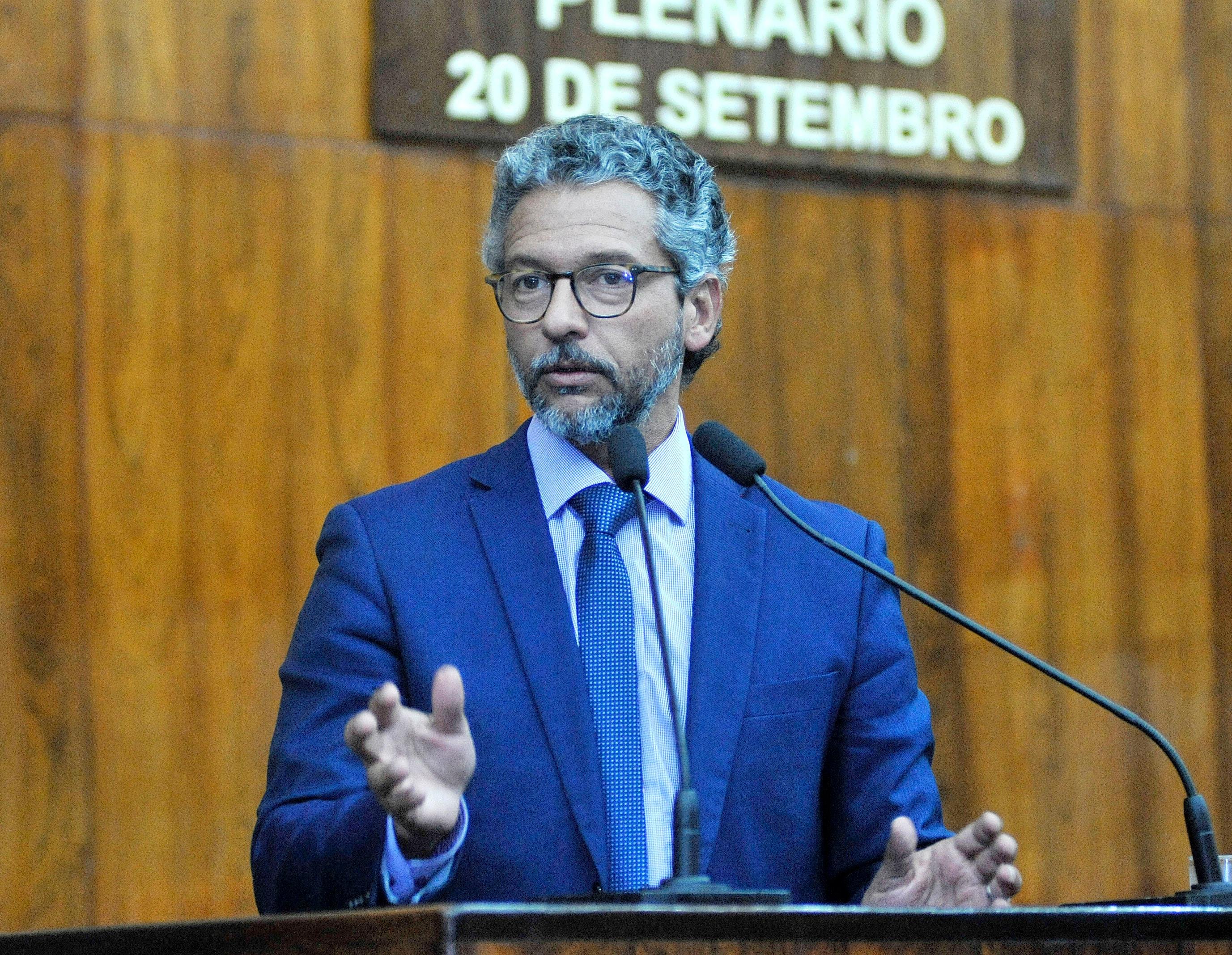 L&iacute;der do governo na Assembleia, Frederico Antunes, explica projeto do Executivo