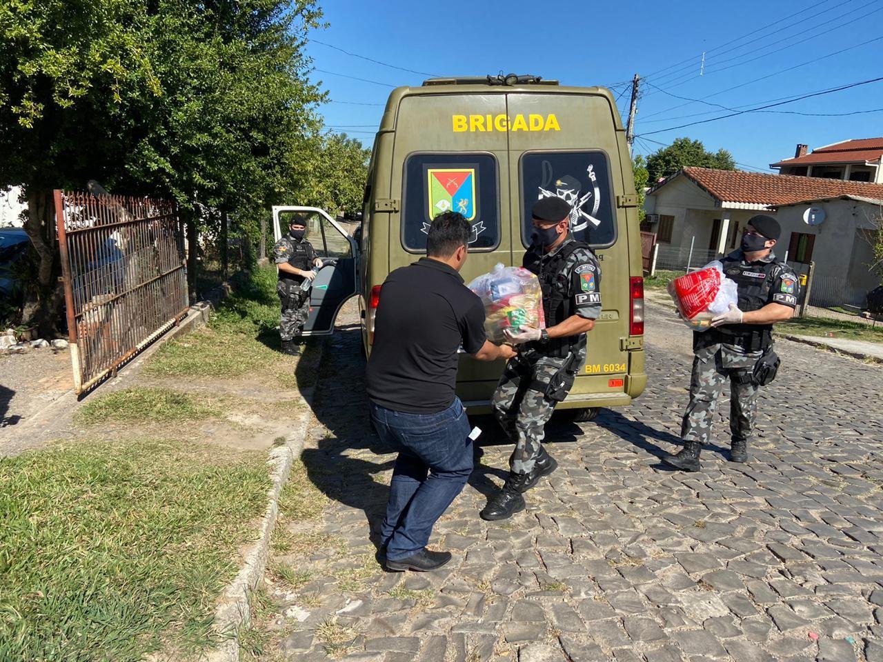 Brigada Militar entrega cestas b&aacute;sicas em Santa Maria.