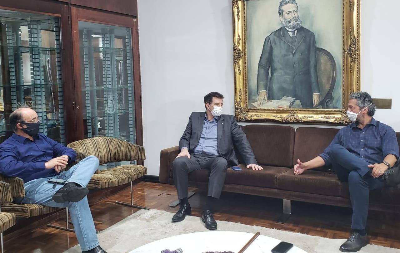 Da direita para esquerda, o l&iacute;der do governo na Assembleia Legislativa, deputado Frederico Antunes, o presidente da Assembleia Legislativa, deputado Ernani Polo, e o vice, deputado Z&eacute; Nunes