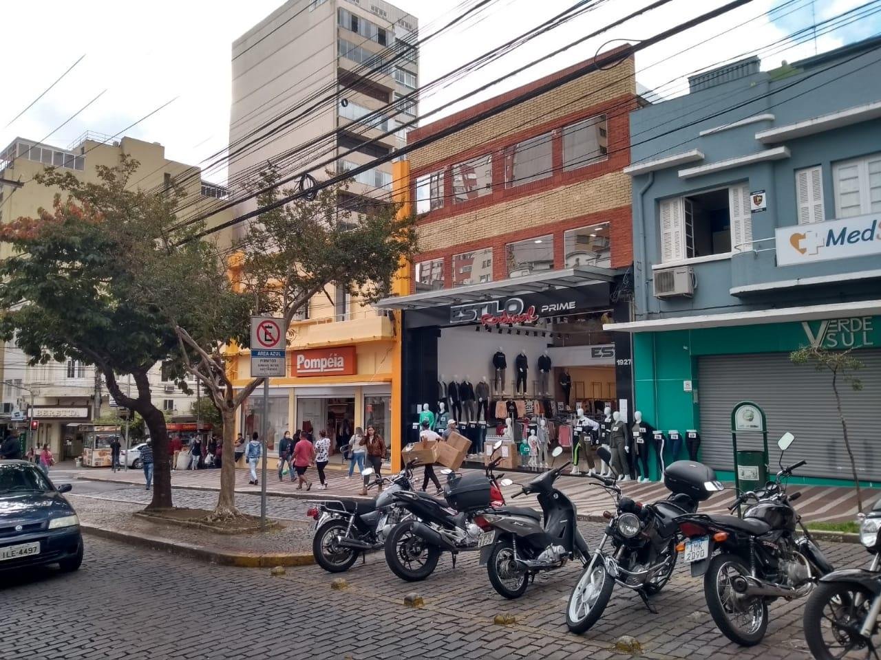 Movimento no centro de Caxias do Sul, avenida J&uacute;lio de Castilhos (17), primeiro dia de com&eacute;rcio aberto depois do decreto de flexibiliza&ccedil;&atilde;o.