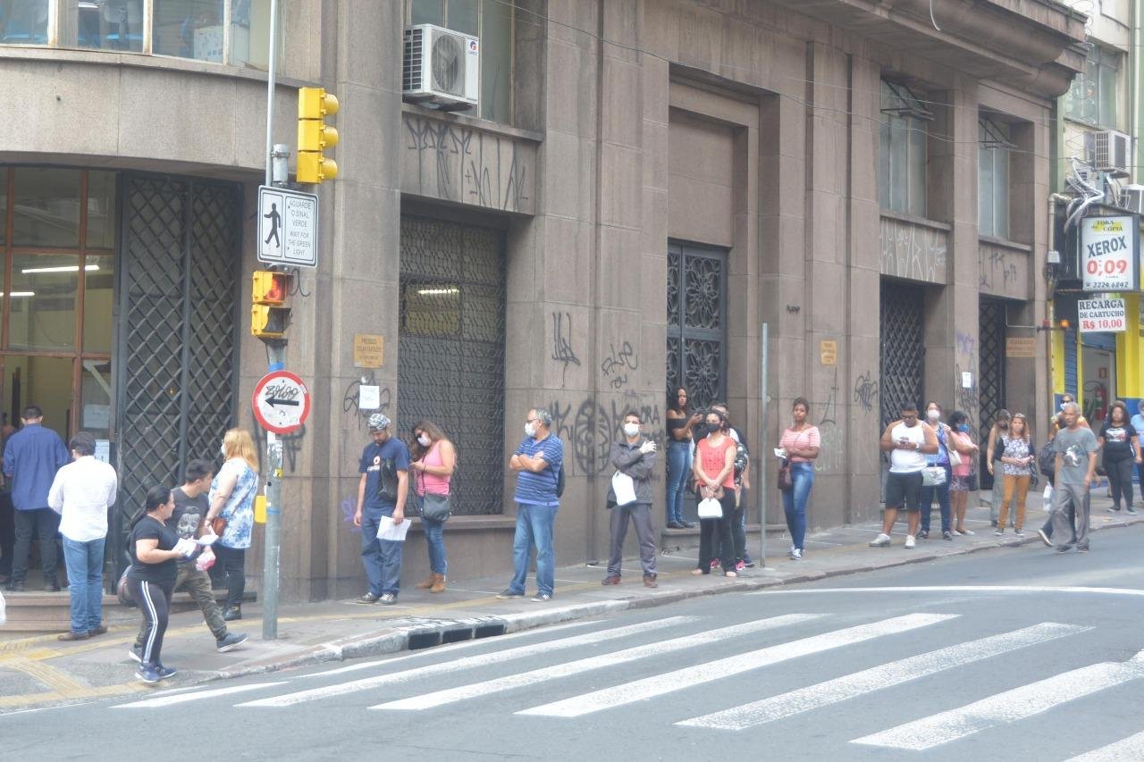 Local s&oacute; permite a entrada de cinco pessoas por vez para atendimento, para n&atilde;o encher o espa&ccedil;o interno