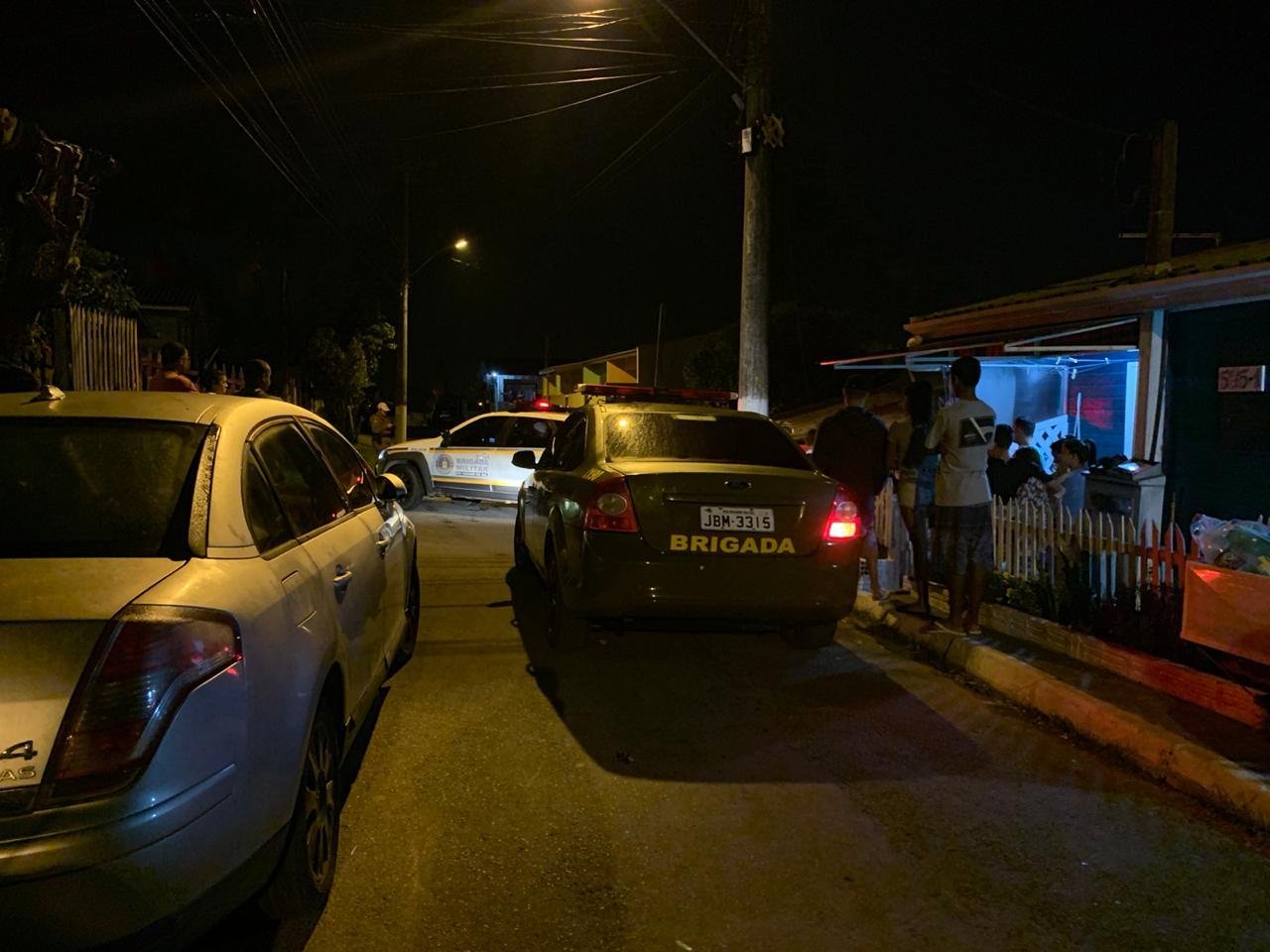 Na rua da Rep&uacute;blica, os ocupantes de um ve&iacute;culo n&atilde;o identificado de cor vermelha atiraram contra as tr&ecirc;s v&iacute;timas