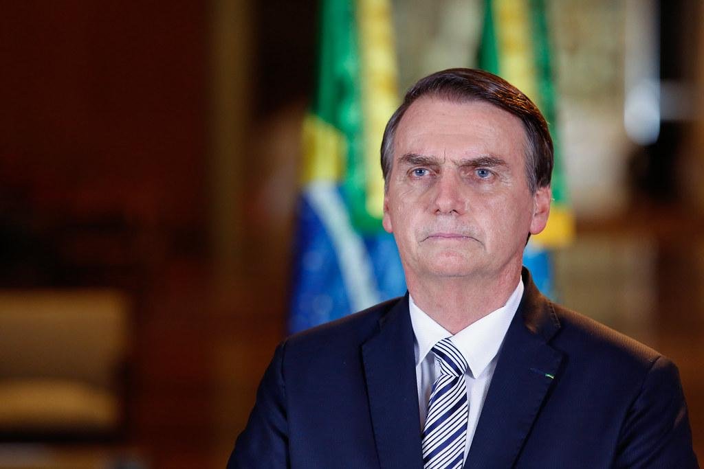 Presidente recebeu de crian&ccedil;as miniaturas de fetos e ouviu uma m&uacute;sica religiosa contra o aborto junto aos apoiadores
