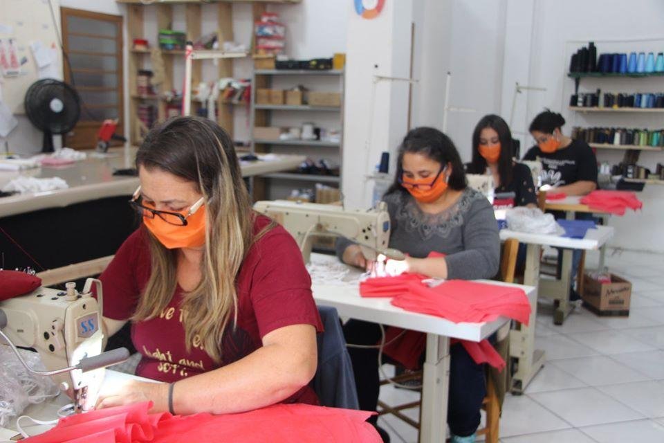 As doze mulheres volunt&aacute;rias, confeccionam mais de duas mil m&aacute;scaras por dia.