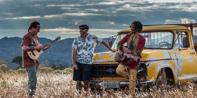 Natiruts faz transmiss&atilde;o ao vivo, com Alexandre Carlo na voz e viol&atilde;o