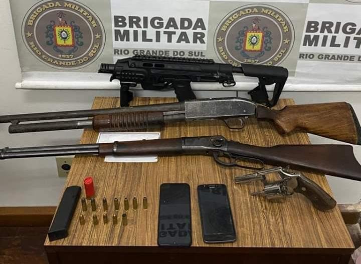 Os policiais apreenderam uma espingarda calibre 12, uma carabina calibre 38, um rev&oacute;lver calibre 38 e uma pistola 9 mil&iacute;metros com um adaptador para efetuar os tiros em rajadas