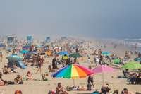 Mesmo com quase 2,5 mil mortes devido a Covid-19, norte-americanos aproveitaram uma onda de calor e lotaram a praia de Huntington Beach, na Califórina
