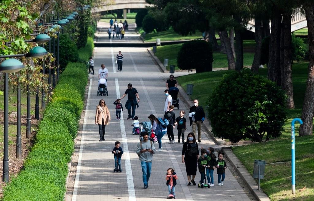 Depois de seis semanas trancadas em suas casas, as crian&ccedil;as espanholas come&ccedil;aram a dar pequenos passeios e a brincar na rua neste domingo
