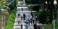 Depois de seis semanas trancadas em suas casas, as crianças espanholas começaram a dar pequenos passeios e a brincar na rua neste domingo