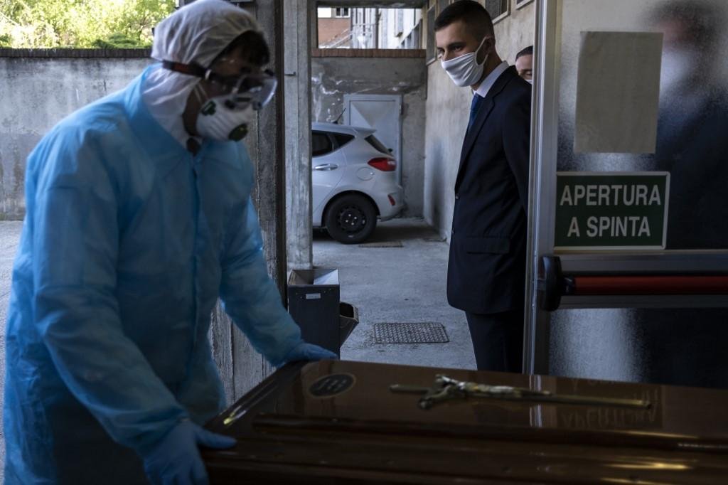 Caix&otilde;es s&atilde;o selados imediatamente, ainda no necrot&eacute;rio do hospital