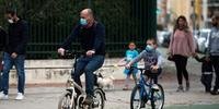 Homem e criança andam de bicicleta na Espanha