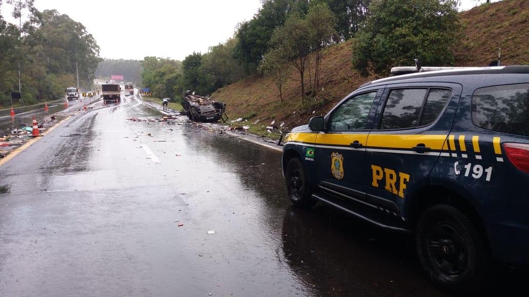 Motorista morreu dentro do carro que ficou capotado ap&oacute;s impacto da batida