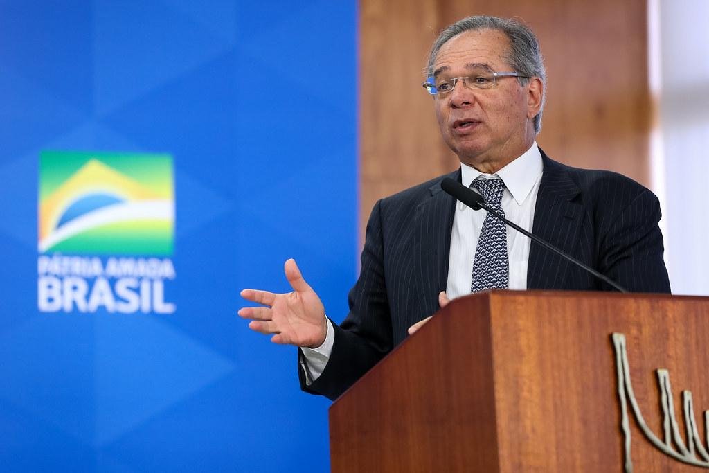 Mesmo com uma pandemia, ministro da Economia n&atilde;o abre m&atilde;o de ultrapassar o teto de gastos para ajudar o Brasil no combate a Covid-19