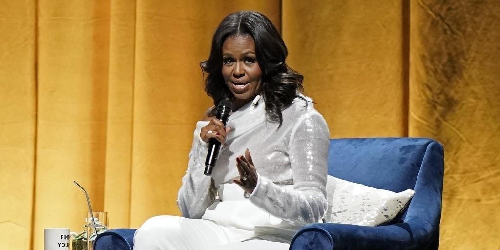 A produ&ccedil;&atilde;o acompanha a turn&ecirc; global de lan&ccedil;amento de livro de mem&oacute;rias de Michelle Obama, ex-primeira-dama norte-americana