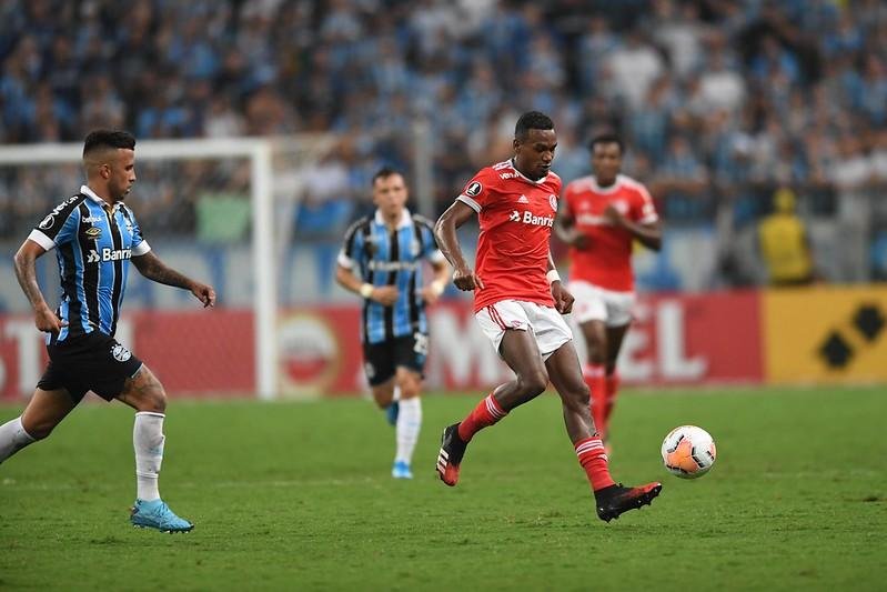 Dupla Gre-Nal acredita que futebol n&atilde;o voltar&aacute; antes do final de maio