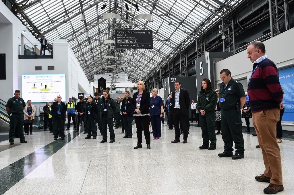 Popula&ccedil;&atilde;o brit&acirc;nica homenageia profissionais da sa&uacute;de que morreram por Covid-19