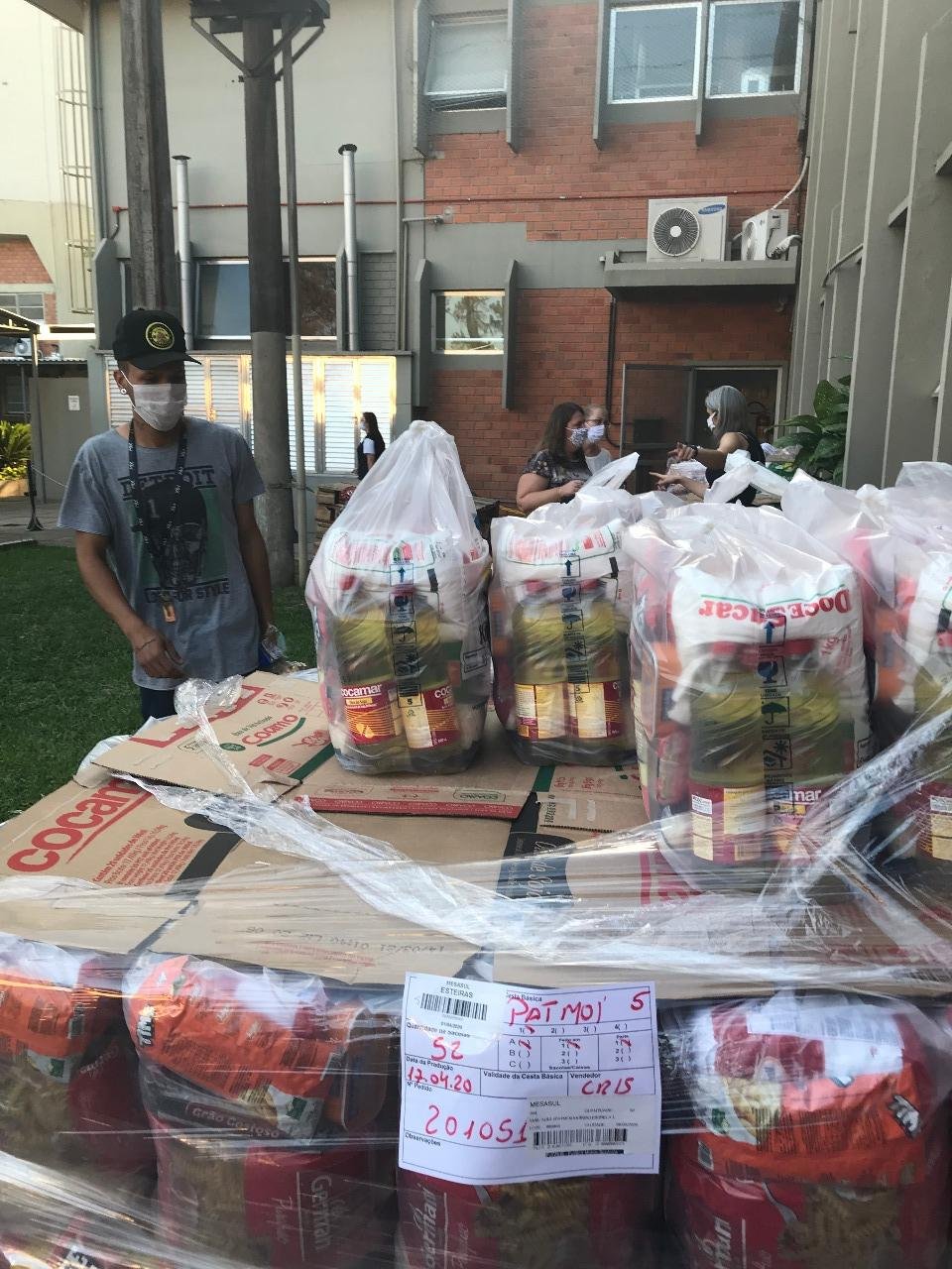 Mais de 6 toneladas de alimentos, distribu&iacute;dos em 600 cestas b&aacute;sicas, foram entregues a fam&iacute;lias carentes.