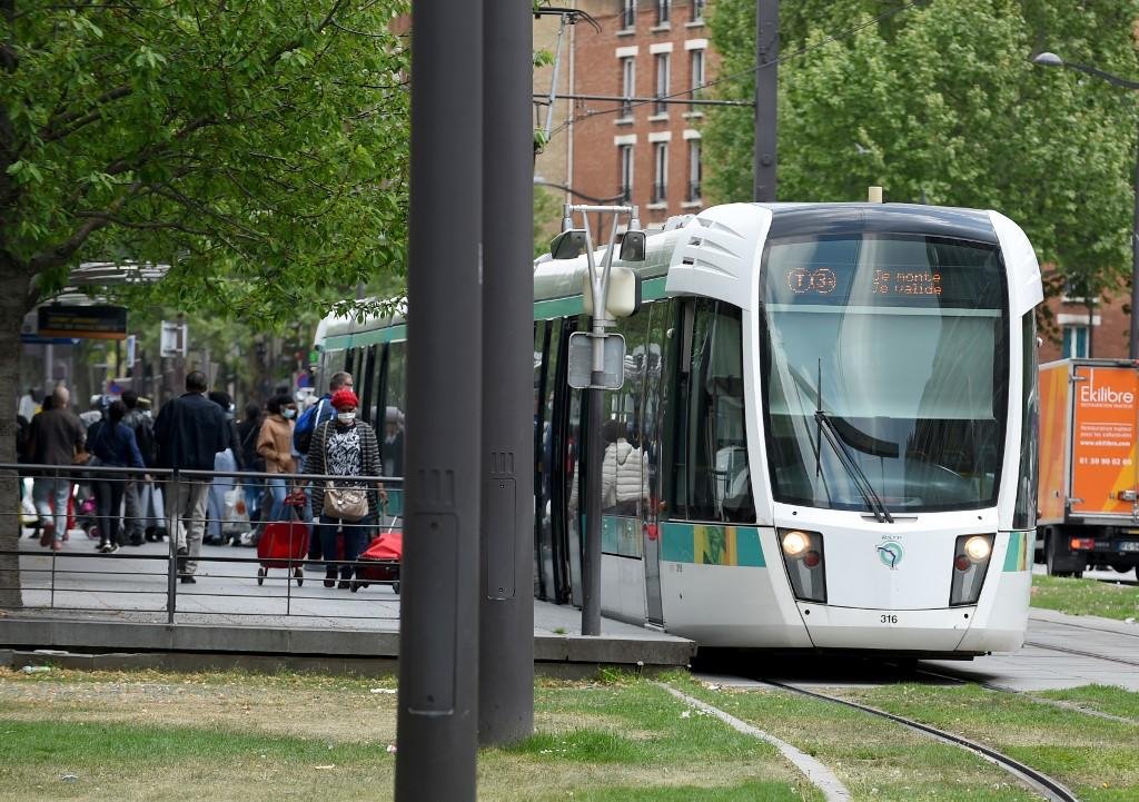 Franceses dever&atilde;o usar m&aacute;scaras no transporte p&uacute;blico