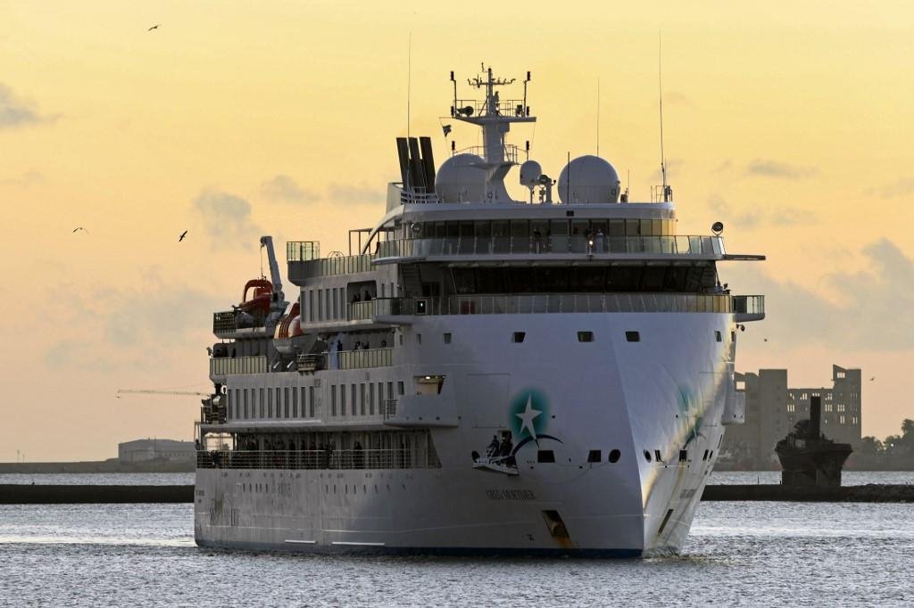 Ainda h&aacute; 84 tripulantes de 21 nacionalidades &agrave; bordo da embarca&ccedil;&atilde;o
