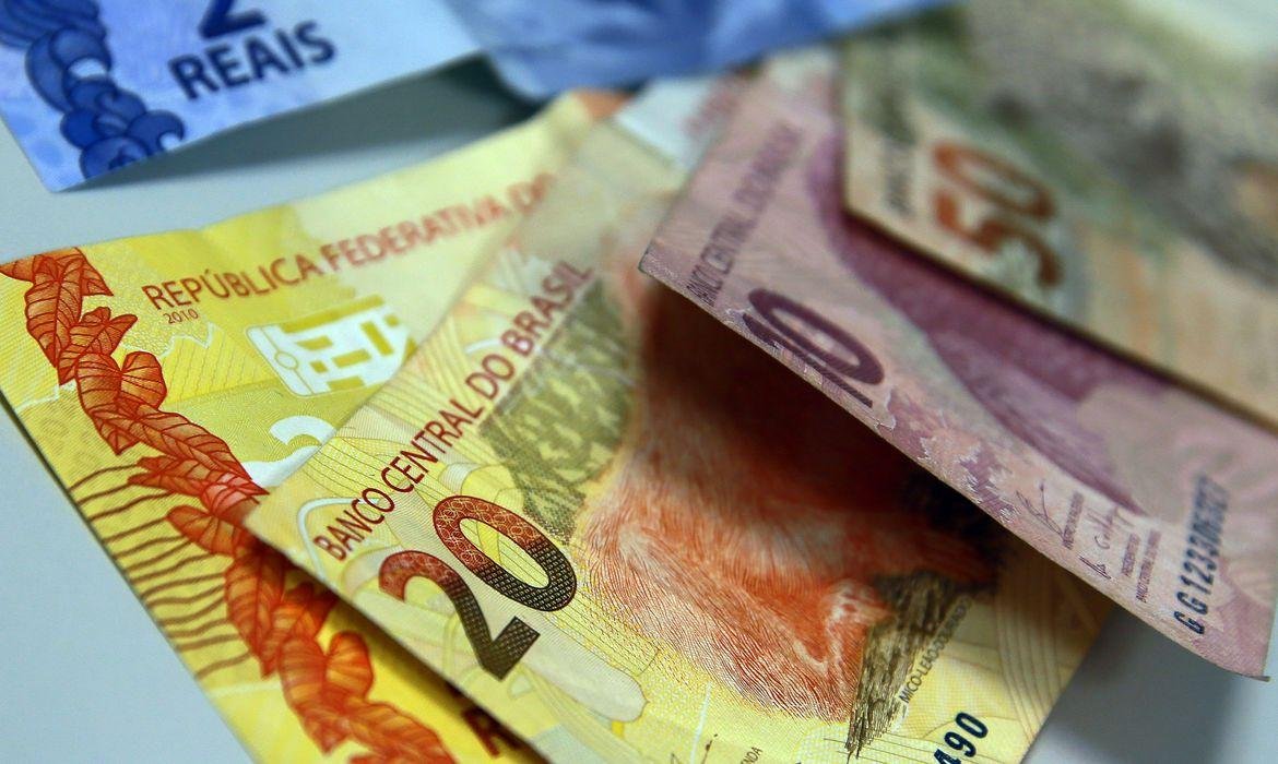 No caso das empresas, a taxa caiu 0,4 ponto percentual, indo para 16,6 % ao ano