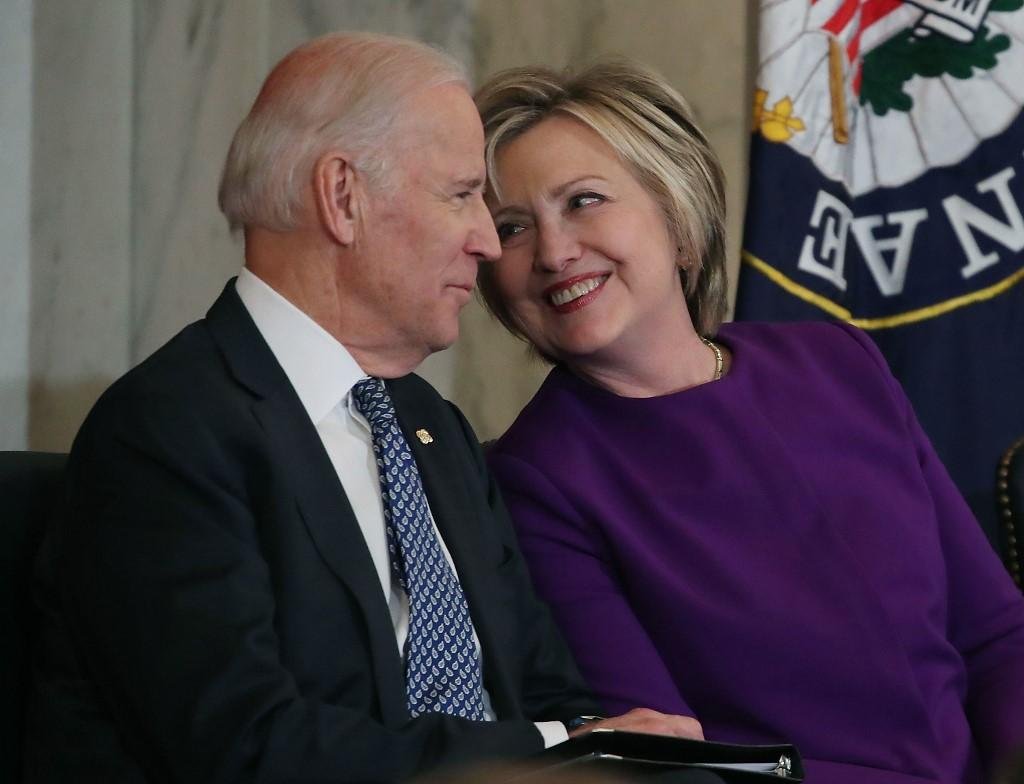 "Quero somar a minha voz &agrave;s muitas que t&ecirc;m te apoiado para ser nosso presidente", disse Hillary