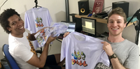 Neni Hx e Rodolfo Deon, com alguns exemplares do primeiro lote de camisetas