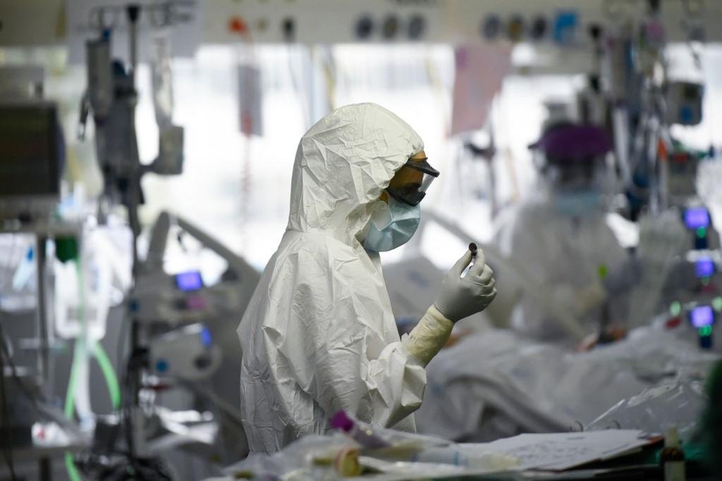 Profissionais da sa&uacute;de atendem pacientes com coronav&iacute;rus