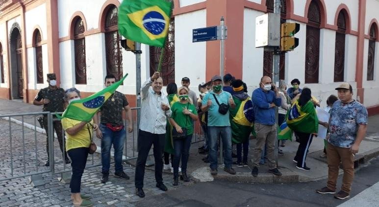 Apoiadores de Bolsonaro aguardam chegada do presidente em Porto Alegre
