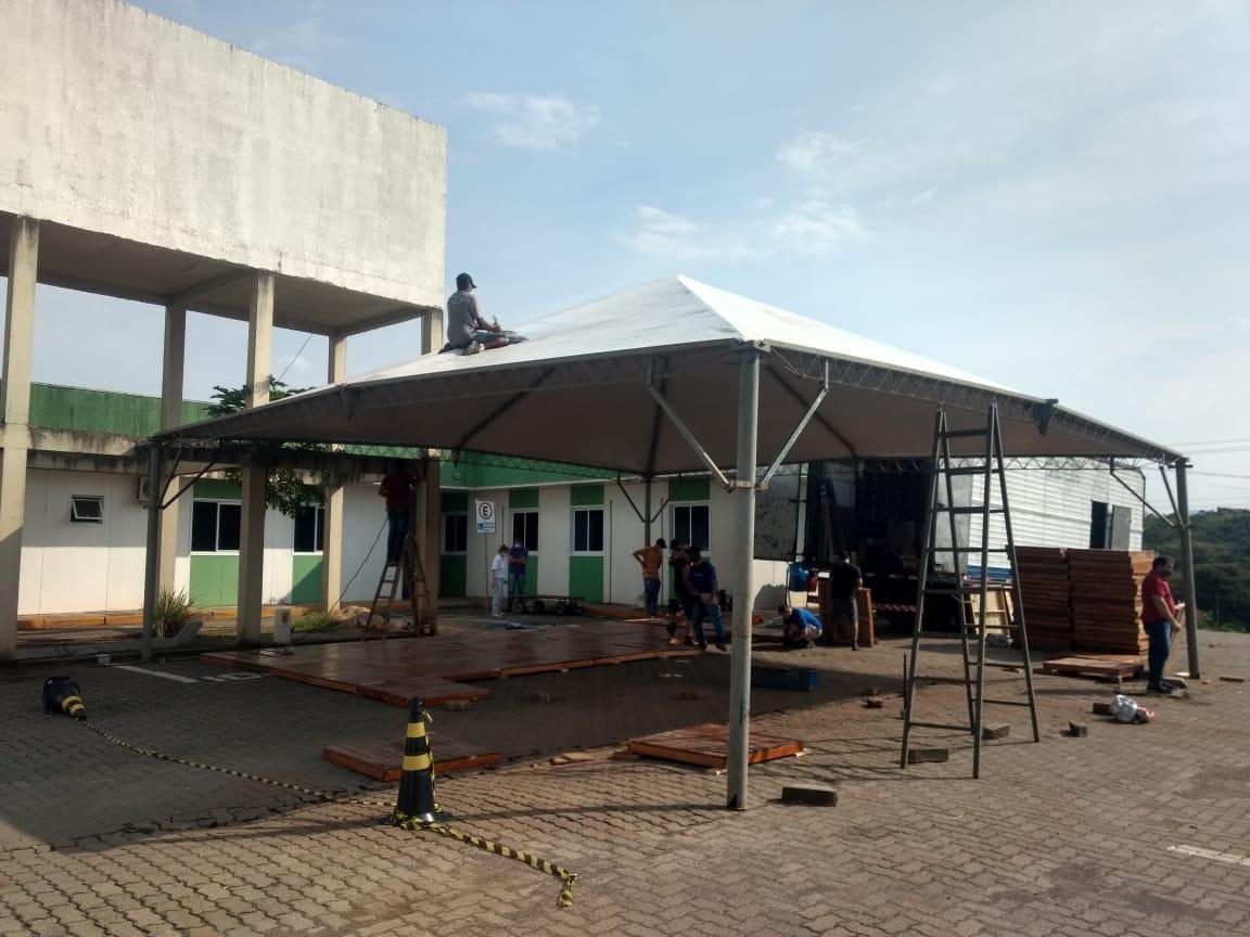 A estrutura est&aacute; sendo erguida no estacionamento da UPA LAjeado.