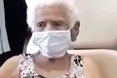 Idosa &eacute; curada da Covid-19