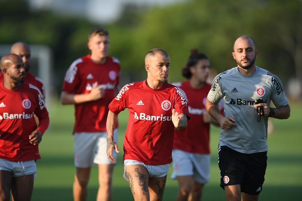 Comiss&atilde;o t&eacute;cnica do Inter volta aos trabalhos na segunda-feira e os jogadores na ter&ccedil;a em pequenos grupos para evitar a dissemina&ccedil;&atilde;o da Covid-19