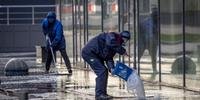 Trabalhadores desinfectam rua de Moscou