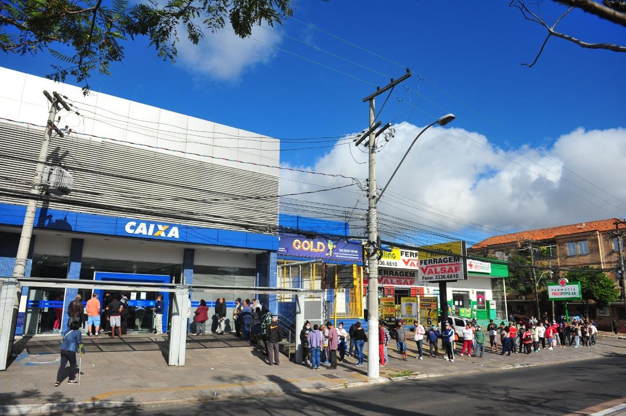 Para tentar amenizar a espera, funcion&aacute;rios do banco caminhavam nas filas pegando os dados de quem estava na fila e adiantar o atendimento