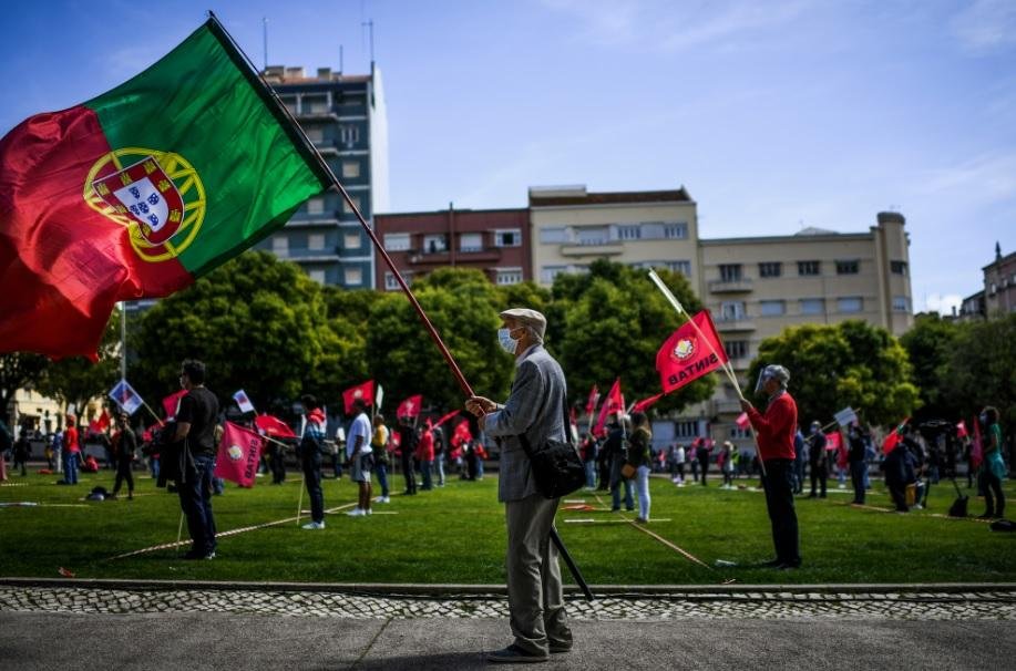 Portugal reabre primeiros estabelecimentos comerciais ap&oacute;s confinamento
