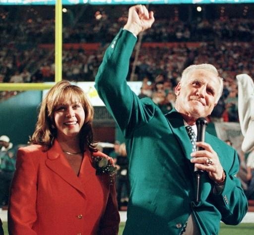 Shula se aposentou em 1995 ap&oacute;s 26 temporadas como t&eacute;cnico dos Dolphins