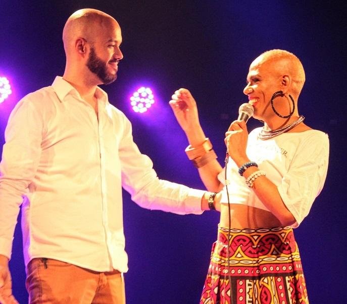 Cantores promovem e apresentam show beneficente
