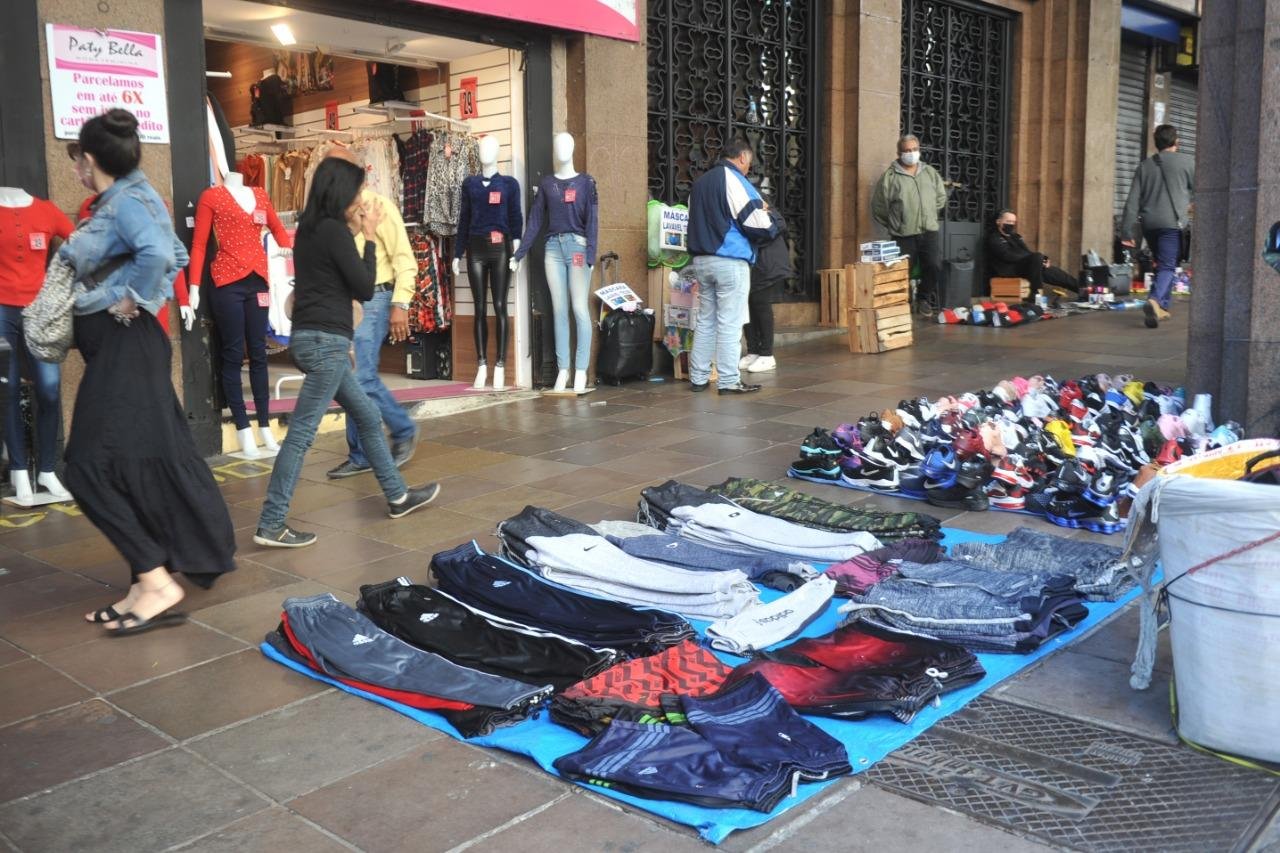 Ambulantes seguem comercializando seu produtos no Centro de Porto Alegre