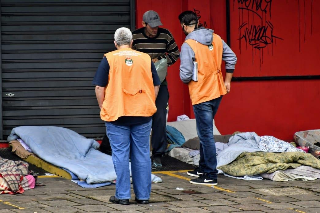 Equipe aborda os moradores em situa&ccedil;&atilde;o de rua e orienta sobre a higieniza&ccedil;&atilde;o das m&atilde;os e o uso de m&aacute;scara