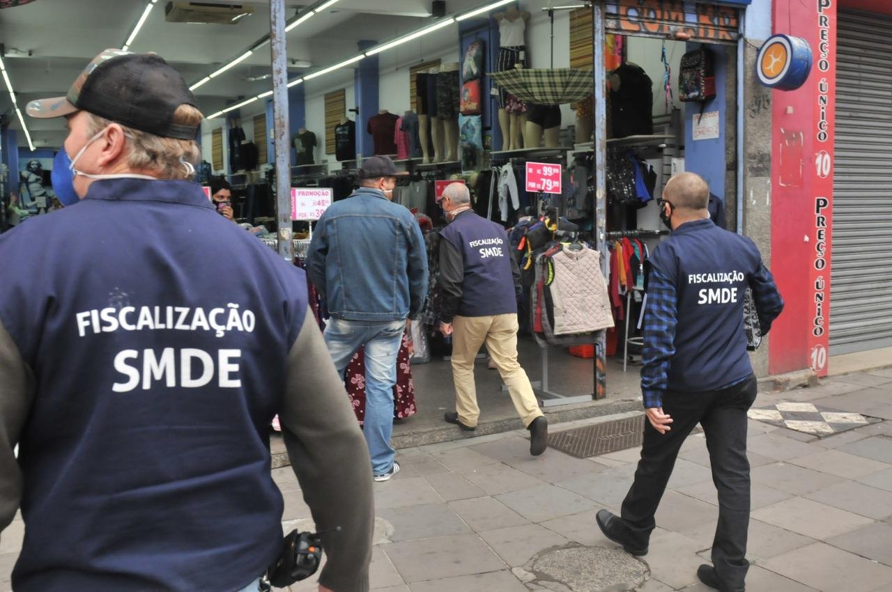 A&ccedil;&atilde;o coordenada pela Secretaria Municipal de Desenvolvimento Econ&ocirc;mico (SMDE) interditou 14 locais, entre lojas de vestu&aacute;rios, bazar, m&oacute;veis e lancherias