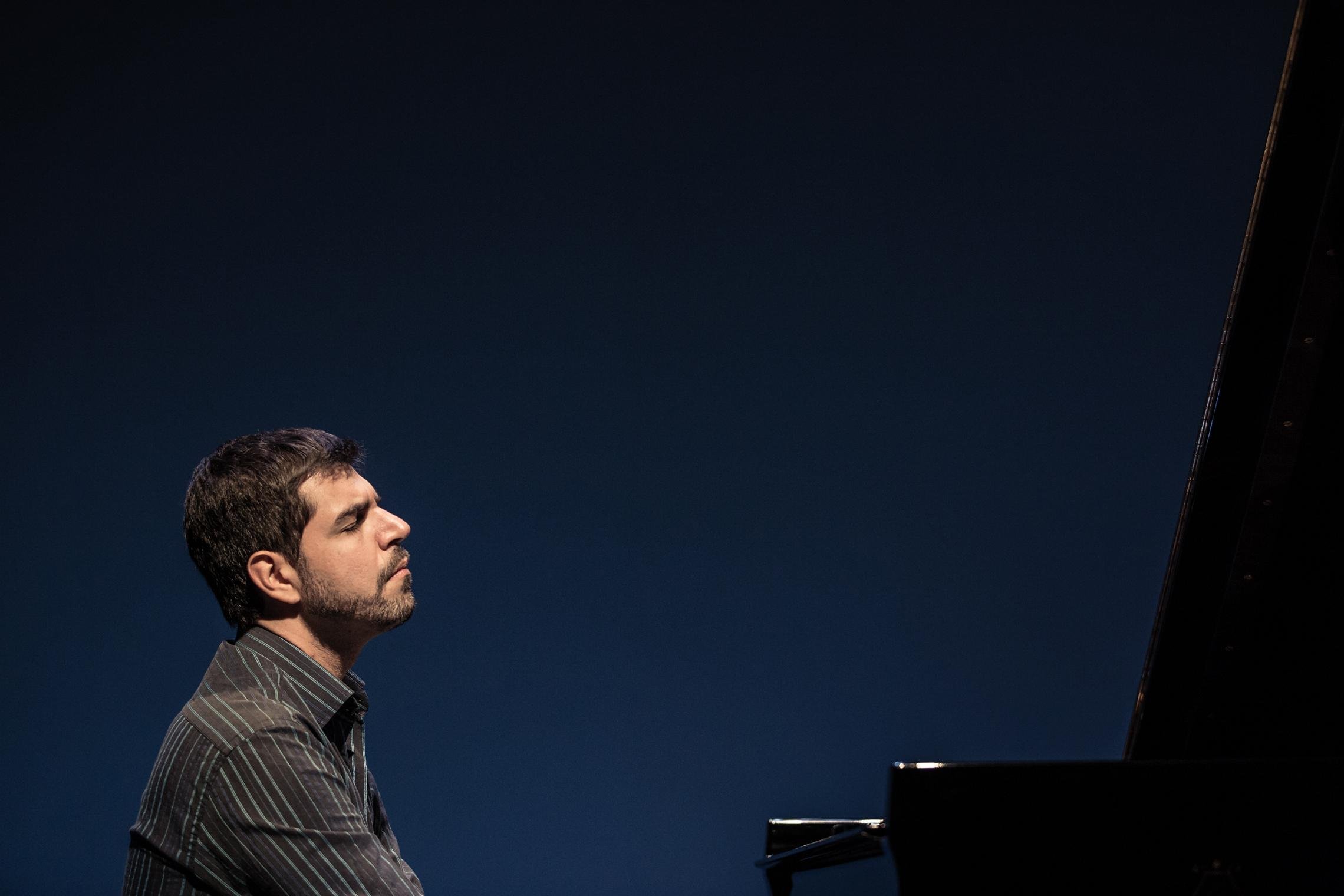 Andr&eacute; Mehmari forma belos duos, se apresenta com diversas orquestras e por grandes palcos internacionais