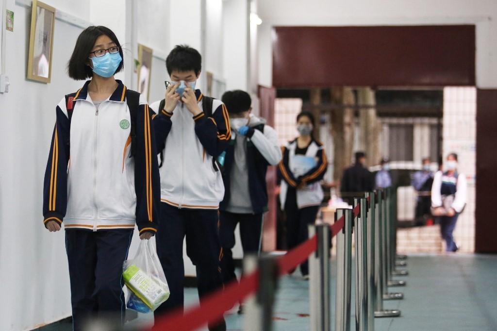 Alunos t&ecirc;m que seguir r&iacute;gidas regras no retorno &agrave;s aulas em Wuhan