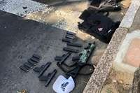 Além das armas, os policiais militares do 20º BPM recolheram também coletes balísticos e carregadores