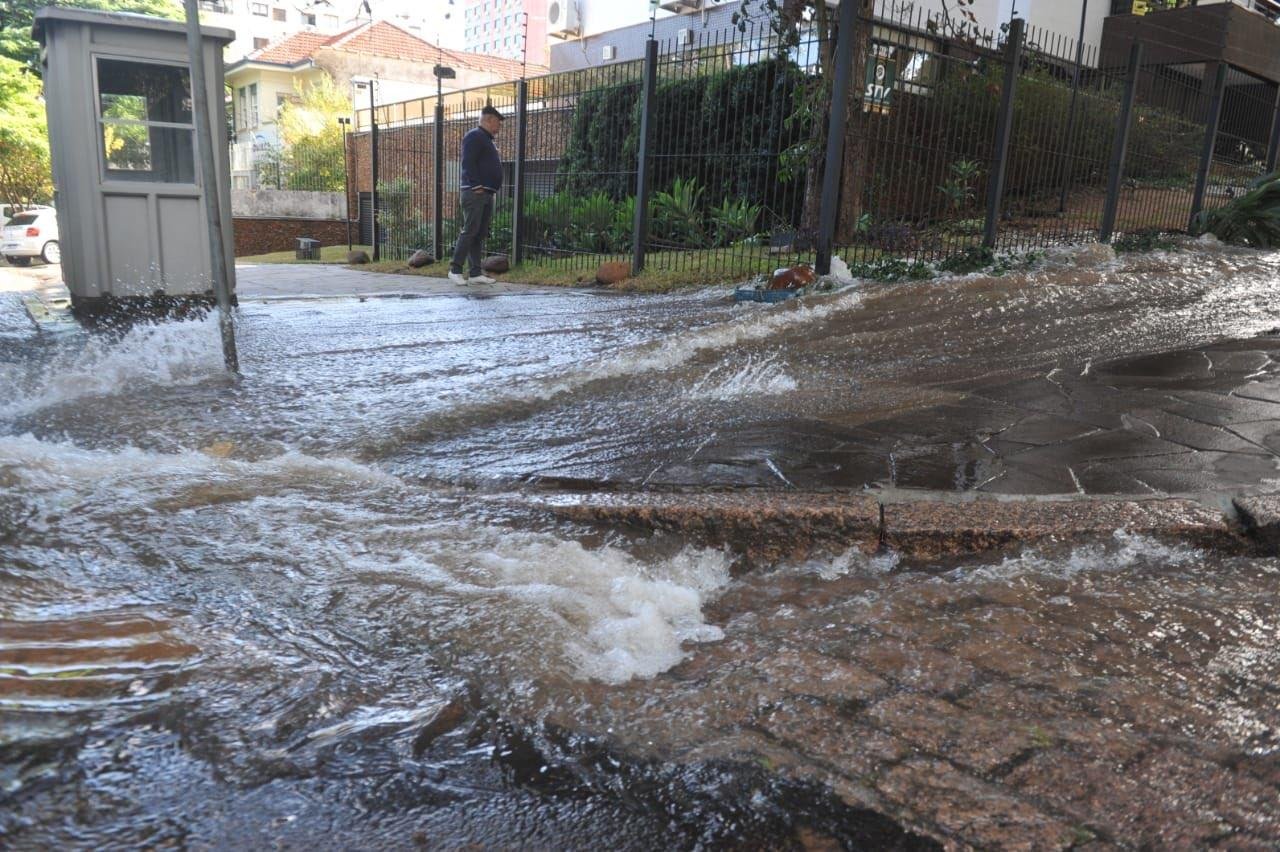 Rompimento aconteceu sob a cal&ccedil;ada, pr&oacute;ximo ao muro&nbsp;de um condom&iacute;nio