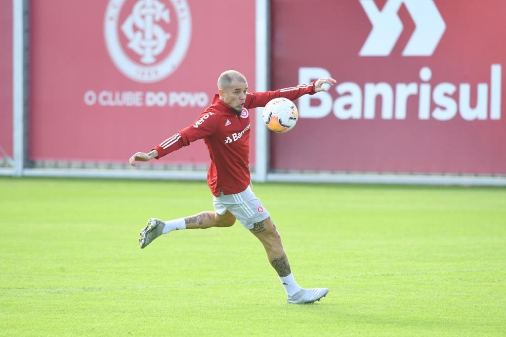 Jogadores trabalharam fisicamente, mas com a bola e individualmente