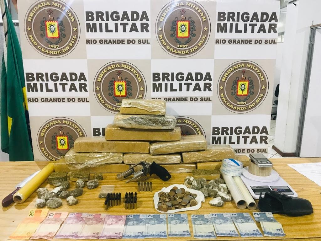 O 1&ordm; BPChq deteve uma mulher com entorpecente, arma, dinheiro e material de embalagem