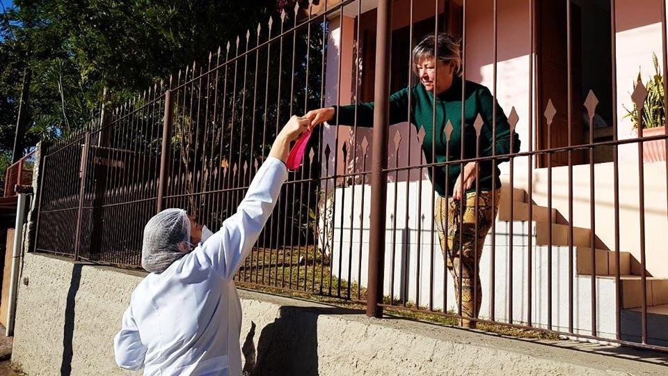 Equipes da Secretaria de Sa&uacute;de e agentes comunit&aacute;rios est&atilde;o entregando m&aacute;scaras a domicilio