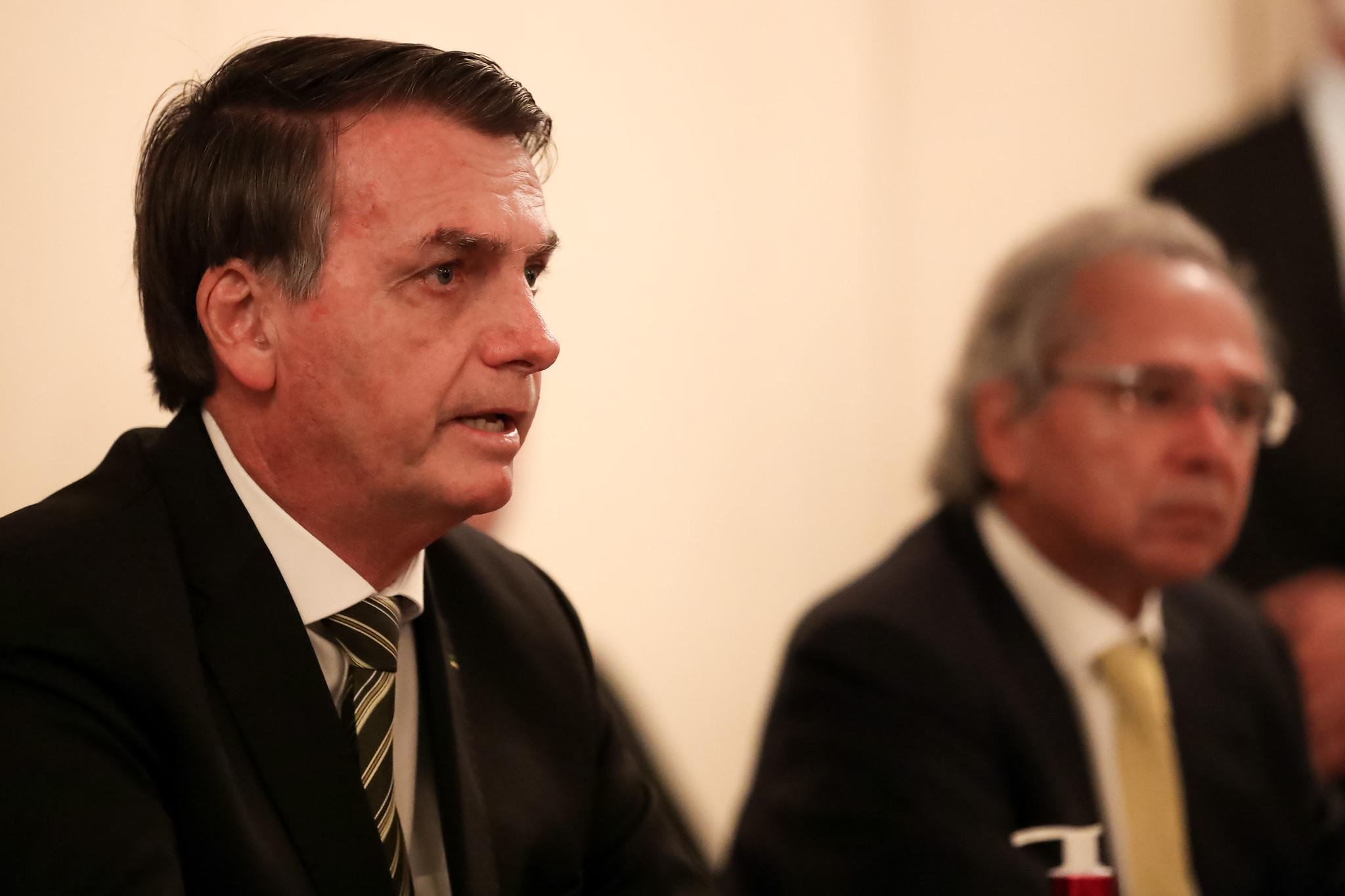 Tamb&eacute;m est&atilde;o na lista de essenciais Ind&uacute;strias qu&iacute;micas e petroqu&iacute;micas de mat&eacute;rias primas, entrou outros