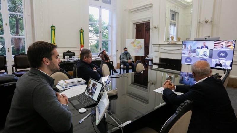 Eduardo Leite participou de reuni&atilde;o com membros dos demais Poderes nesta quinta-feira